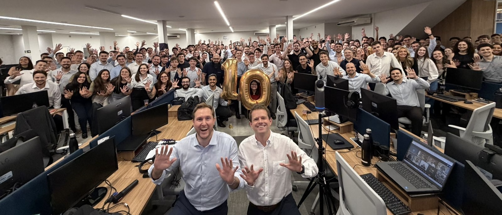 Time do Clube do Valor comemorando os 10 anos da empresa no escritório